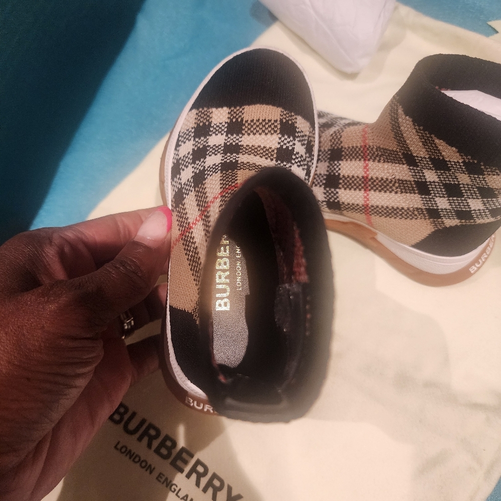 Burberry sneakers sock for toddler girl. - Picture 8 of 13